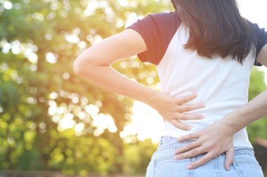 Sırt ağrısı genellikle kas zedelenmesinden kaynaklanır. kırık yastık