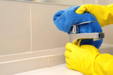 Banyoda temiz paslanmaz çelik musluklar var.