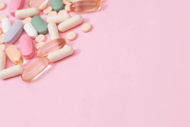 İlaç şişesi dökülüyor. Yüzey tabletlerine renkli haplar 