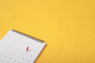 etkinlik gününü bir iğneyle işaretleyin. Yoğun zaman çizelgesi için takvim konseptinde raptiye, randevu toplantı anımsatıcı. planlama iş toplantısı veya seyahat tatil planlama kavramı. yumuşak odak