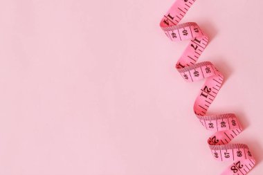 Pembe arka plan yumuşak odaklı obez insanlar için bant ölçüsü