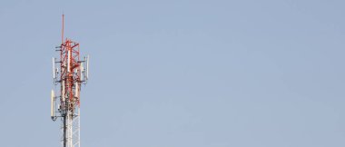 Cep telefonu kulesi ve yüksek hızlı internet ağı. Sinyal anteniName.