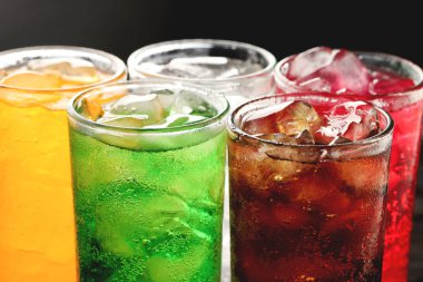 Yumuşak içecekler ve meyve suyu şekerli gazozla karıştırıldığında fiziksel sağlığa olumsuz etki eder.