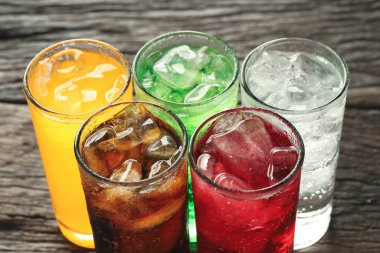 Yumuşak içecekler ve meyve suyu şekerli gazozla karıştırıldığında fiziksel sağlığa olumsuz etki eder.