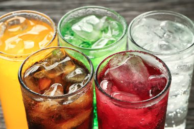 Yumuşak içecekler ve meyve suyu şekerli gazozla karıştırıldığında fiziksel sağlığa olumsuz etki eder.