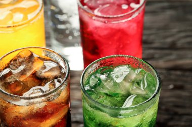 Yumuşak içecekler ve meyve suyu şekerli gazozla karıştırıldığında fiziksel sağlığa olumsuz etki eder.