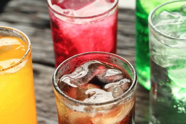 Yumuşak içecekler ve meyve suyu şekerli gazozla karıştırıldığında fiziksel sağlığa olumsuz etki eder.