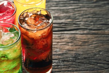 Yumuşak içecekler ve meyve suyu şekerli gazozla karıştırıldığında fiziksel sağlığa olumsuz etki eder.