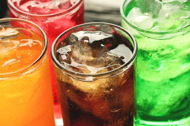 Yumuşak içecekler ve meyve suyu şekerli gazozla karıştırıldığında fiziksel sağlığa olumsuz etki eder.