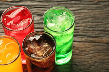 Yumuşak içecekler ve meyve suyu şekerli gazozla karıştırıldığında fiziksel sağlığa olumsuz etki eder.