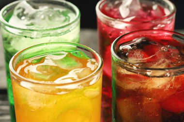 Yumuşak içecekler ve meyve suyu şekerli gazozla karıştırıldığında fiziksel sağlığa olumsuz etki eder.