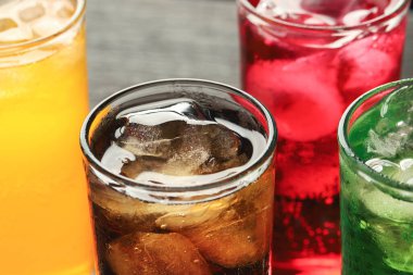 Yumuşak içecekler ve meyve suyu şekerli gazozla karıştırıldığında fiziksel sağlığa olumsuz etki eder.