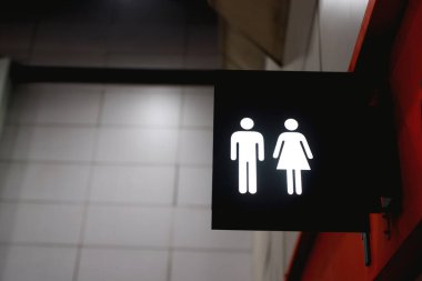 Erkekler ve kadınlar için umumi tuvalet işaretleri