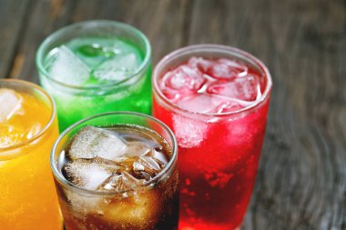 Yumuşak içecekler ve meyve suyu şekerli gazozla karıştırıldığında fiziksel sağlığa olumsuz etki eder.