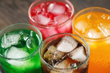 Yumuşak içecekler ve meyve suyu şekerli gazozla karıştırıldığında fiziksel sağlığa olumsuz etki eder.