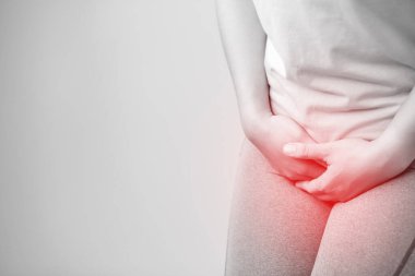 Karın ağrısı ya da adet sancısı çeken bir kadın. Karın ağrısı çekiyor. Adet sancıları. Sağlık ve sağlık, jinekoloji konsepti.