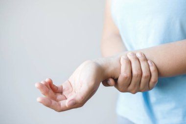 Wrist pain is one of the symptoms that can indicate many diseases, including gout, rheumatoid arthritis, osteoarthritis, and SLE.	
