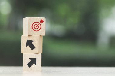 İş hedeflerine göre büyüyen tahta küp bloğu