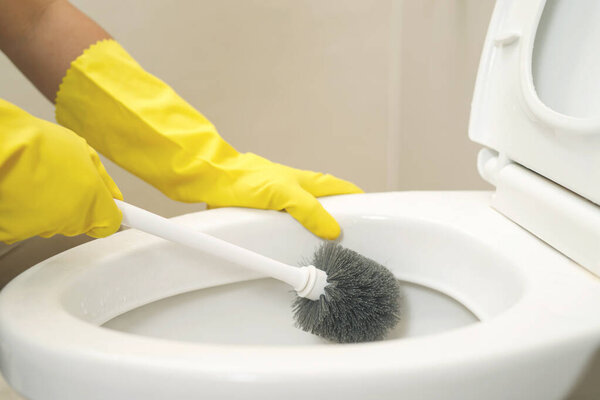Housewives use a brush to clean the bathroom to remove dirt and take care of sanitary ware.	