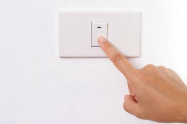 Işığın düğmesini kapat. Elektrik tasarrufu için