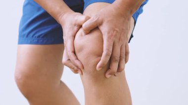 Kas ağrısı ve diz ağrısı olan sporcular.