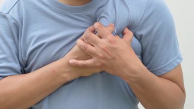 Göğüs ağrısı olan bir adam kalp hastalığının belirtisidir..