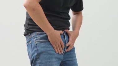 Prostat kanseri yüzünden cinsel organı ağrıyan bir adam.