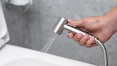 Banyoda bidet hortumu var.