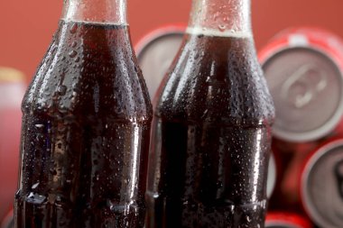 Kırmızı arka planlı soğuk bir içecek.