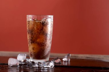 Bardakta karbonatlı su, köpüklü ve ferahlatıcı her damla.