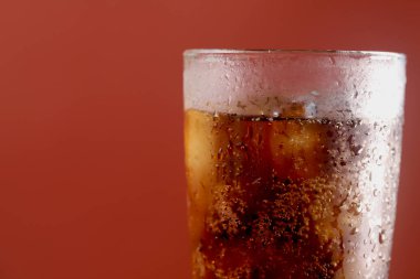 Bardakta karbonatlı su, köpüklü ve ferahlatıcı her damla.