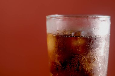 Bardakta karbonatlı su, köpüklü ve ferahlatıcı her damla.