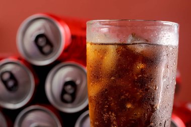 Bardakta karbonatlı su, köpüklü ve ferahlatıcı her damla.