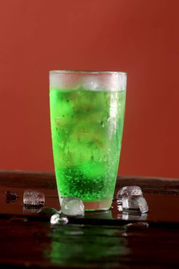 Bardakta karbonatlı su, köpüklü ve ferahlatıcı her damla.