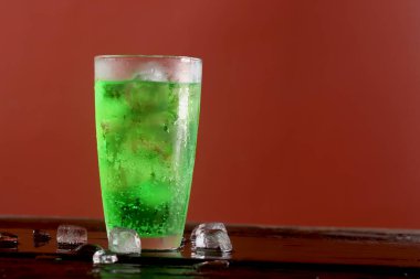 Bardakta karbonatlı su, köpüklü ve ferahlatıcı her damla.