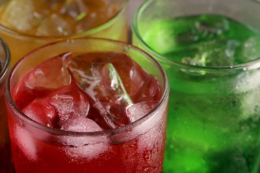 Bardakta karbonatlı su, köpüklü ve ferahlatıcı her damla.