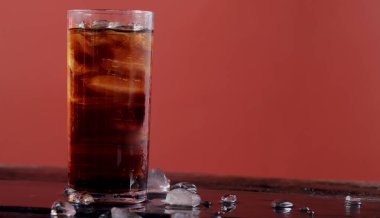 Bardakta karbonatlı su ve her damlasıyla ferahlatıcı..