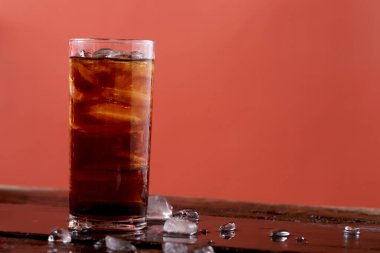 Bardakta karbonatlı su ve her damlasıyla ferahlatıcı..