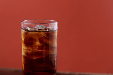 Bardakta karbonatlı su ve her damlasıyla ferahlatıcı..