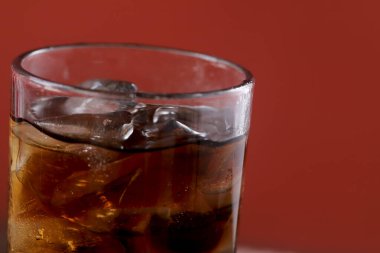 Bardakta karbonatlı su ve her damlasıyla ferahlatıcı..