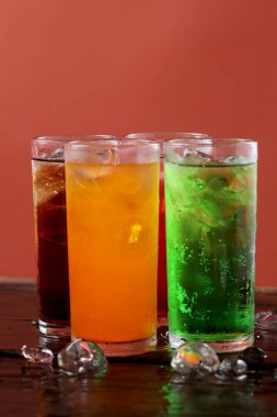 Bardakta karbonatlı su ve her damlasıyla ferahlatıcı..