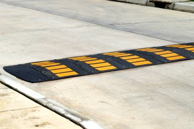 Yüksek kalite hız tümsekleri köy yollarındaki kazaları azaltır.