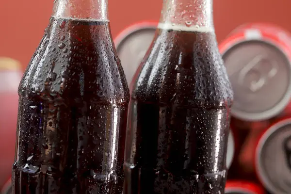 Kırmızı arka planlı soğuk bir içecek.