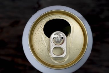 Soğuk konserve bira buzdolabında içmeye hazır.