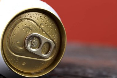 Soğuk konserve bira buzdolabında içmeye hazır.