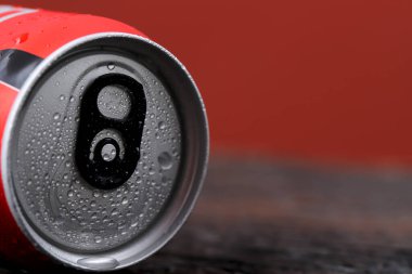 Serin ve ferahlatıcı karbonatlı içecekler vücudunuza iyi gelir.