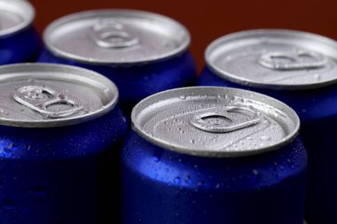 Serin ve ferahlatıcı karbonatlı içecekler vücudunuza iyi gelir.