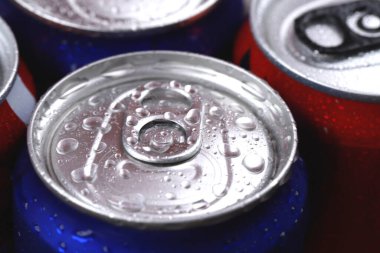 Serin ve ferahlatıcı karbonatlı içecekler vücudunuza iyi gelir.