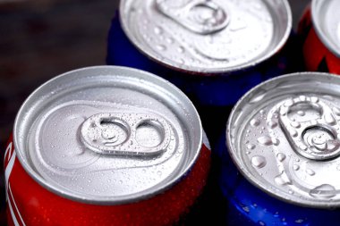 Serin ve ferahlatıcı karbonatlı içecekler vücudunuza iyi gelir.