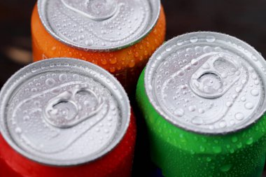 Serin ve ferahlatıcı karbonatlı içecekler vücudunuza iyi gelir.